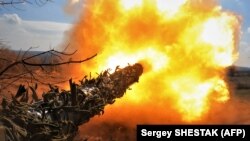 Український танк веде вогонь по російських позиціях на передовій поблизу Бахмуту на Донеччині, 26 березня 2023 року