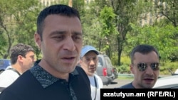 Գերասիմ Վարդանյանը Քննչական կոմիտեի շենքի մոտ, 15-ը հունիսի, 2024թ․