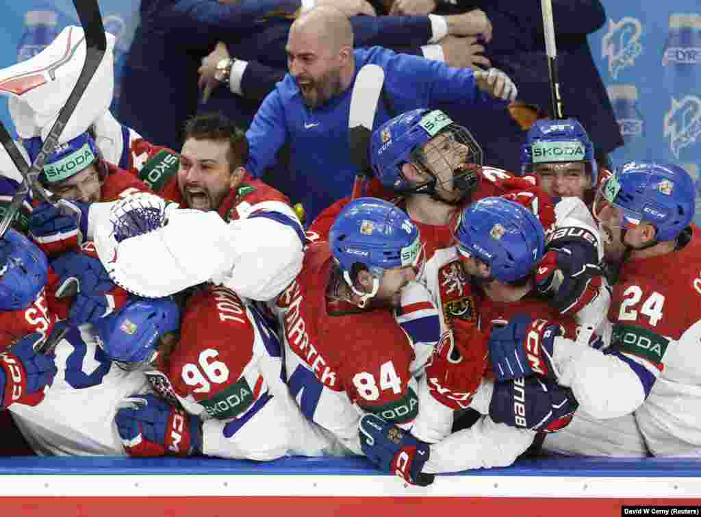 شادی بازیکنان جمهوری چک پس از به ثمر رساندن گل دوم خود توسط داوید کامف 