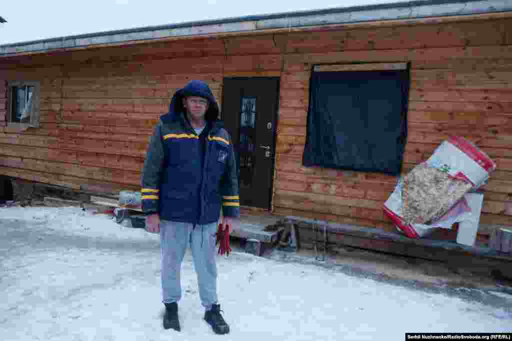 Це житель Мощуна &ndash; Ярослав. У липні 2022 року він почав будувати новий будинок для своєї родини, замість знищеного під час боїв.&nbsp; Ярославу допомагали благодійні фонди і друзі На фото видно, що вже вдалося зробити до грудня 2023 року. Ще багато роботи з внутрішнього оздоблення.