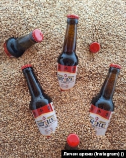 "В червената бира слагаме шест вида препечени малцове. От тях идват карамелените нотки и цвета на бирата", разказва Стефанов.