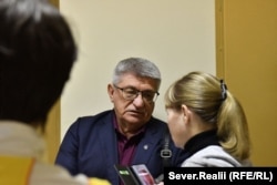 حضور الکساندر سوکوروف در دادگاه برای حمایت از ساشا اسکوچیلنکو، یکی از هنرمندان منتقد کرملین که دادگاهی شد، سپتامبر ۲۰۲۳