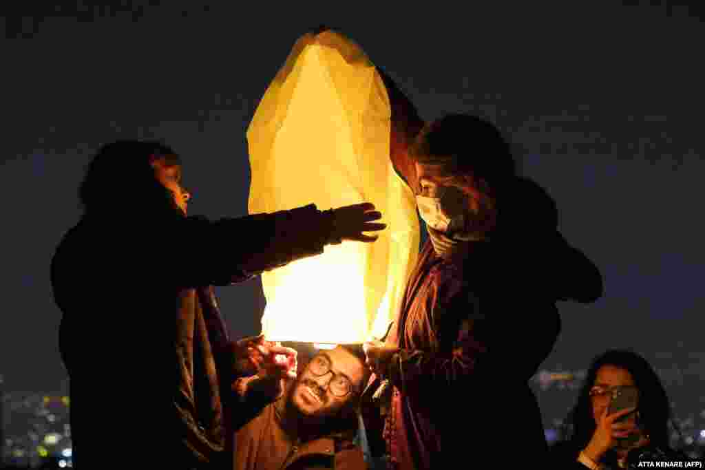 Baýramçylyga eýranlylar tutuş ýurt boýunça gatnaşdylar. Käbirleri protest bildirip, &quot;azatlyk&quot; diýip gygyrdylar. Repressiýa bilen bagly protestçileriň ölüm halatlarynyň sany 500 adamdan geçdi diýlip hasaplanýar.