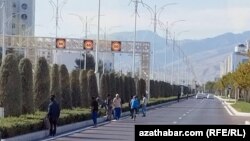 Aşgabadyň boş köçeleri. 27-nji sentýabr