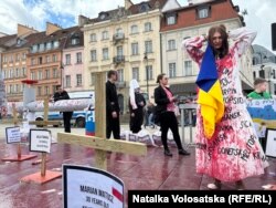 «Міжнародний ярмарок геноциду» – мистецький перформенс, ціль якого продемонструвати подвійні стандарти Європи. Варшава, Польща, 6 квітня 2024 року