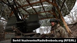 Військовослужбовець сил ППО ЗСУ на позиціях поблизу Бахмуту, 6 березня 2024 року