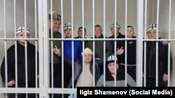 Кемпир-Абад иши боюнча абакта жаткандар. Булардын ичинен Кубанычбек Кадыров, Кеңешбек Дүйшөбаев эркиндикке чыкты.