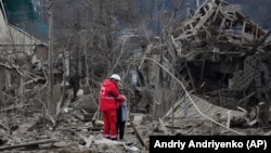 Медичний працівник втішає жінку на місці російського авіаудару, Запоріжжя, 22 березня 2024 року