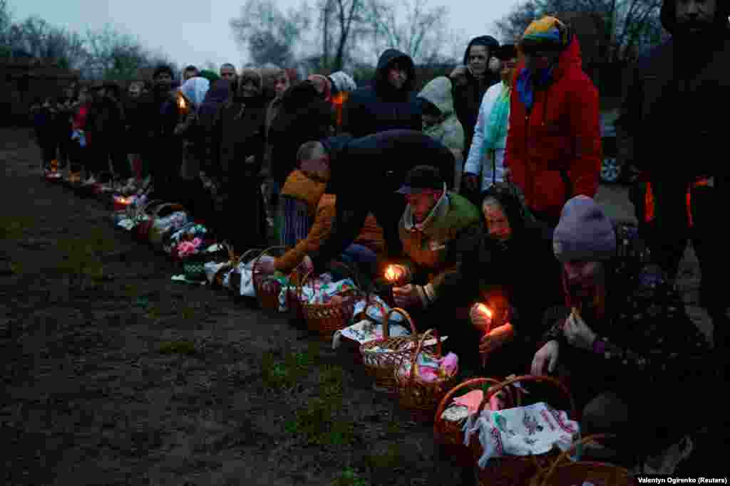 Люди збирають посвячені кошики біля церкви у селі Лукашівка Чернігівської області, 16 квітня 2023 року&nbsp;