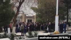 Aşabatdaky rus ilçihanasyna ses bermäge gelen ýaşaýjylar. 17-nji mart