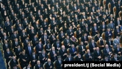 В 2024 году ежегодное послание президента Таджикистана Эмомали Рахмона парламенту, которое продолжалось свыше 3 часов, 120 раз прерывалось на аплодисменты