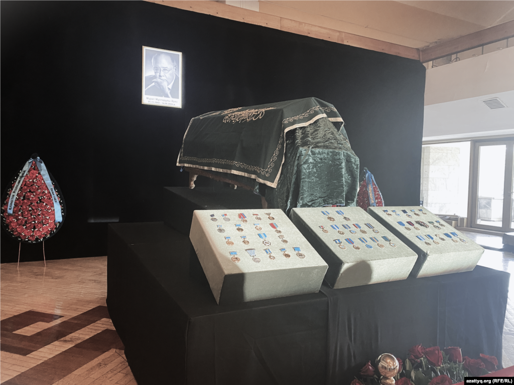 Мурат Ауэзов&nbsp;Ломоносов атындагы Москва мамлекеттик университетинин Чыгыш тилдери институтунун филолог-чыгыш таануучу адистиги боюнча билим алган. &nbsp;