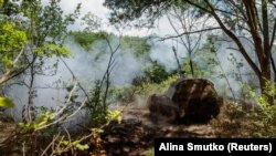 Українські військовослужбовці 43-ї окремої артилерійської бригади імені гетьмана імені Тараса Трясила із самохідної гаубиці Panzerhaubitze 2000 на позиції біля міста Часів Яр, Донецька область, Україна, 27 червня 2024 року