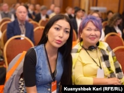 Ulysmedia.kz басылымының бас редакторы Самал Ибраева (сол жақта) Азаттық медиафорумында отыр. Алматы, 14 қыркүйек, 2023 жыл.