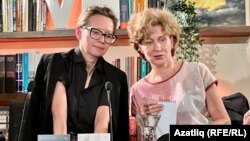 Очрашу ике телдә барды. Урысча һәм чехча. Татарча сәламләүгә ул татарча җавап бирде