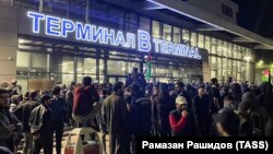 Местные жители во время пропалестинского митинга в аэропорту Махачкалы
