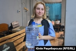 Волонтерка готує воду для розвезення по домівках