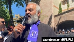 «Տավուշը հանուն հայրենիքի» շարժման առաջնորդ Բագրատ սրբազանը Քննչական կոմիտեի շենքի մոտ, 3-ը հունիսի, 2024թ․