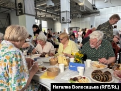 Великодній сніданок для українських біженців в Українському домі у Варшаві, Польща, 5 травня 2024 року