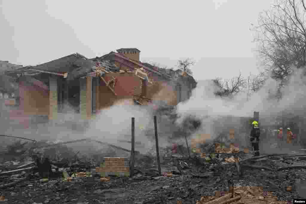 Рятувальник стоїть на руїнах будинку у житловому кварталі, в який поцілили війська РФ. За даними Служби з надзвичайних ситуацій України та керівника Одеської ОВА Олега Кіпера, внаслідок атаки пошкоджено щонайменше 10 будинків в Одесі та частина техніки аварійно-рятувальної служби &nbsp;