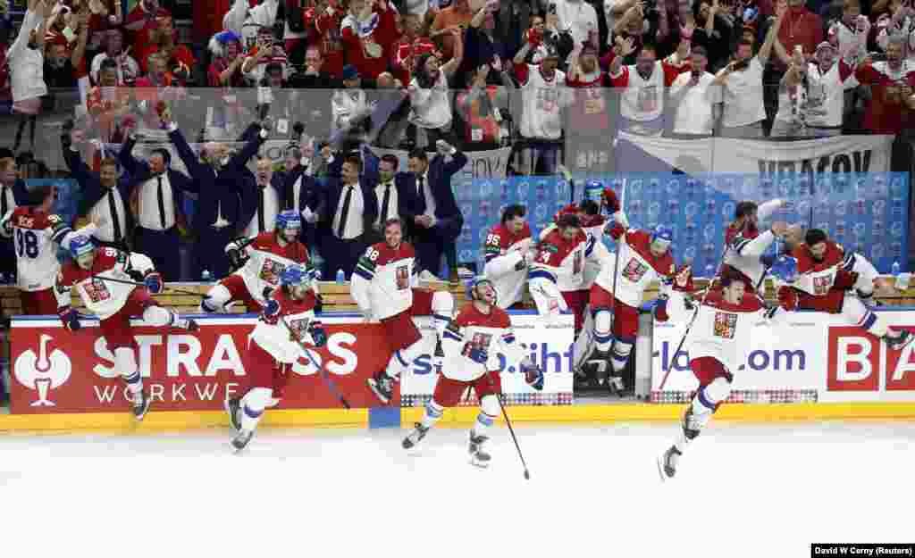 شادی بازیکنان جمهوری چک پس از کسب عنوان قهرمانی 