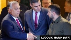 Ուկրաինայի նախագահ Վլադիմիր Զելենսկին և Հունգարիայի վարչապետ Վիկտոր Օրբանը ողջունում են միմյանց, արխիվ