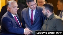 Президент України Володимир Зеленський (праворуч) тисне руку прем’єр-міністру Угорщини Віктору Орбану (ліворуч) перед початком засідання саміту Європейського політичного співтовариства у Гранаді, Іспанія, 5 жовтня 2023 року