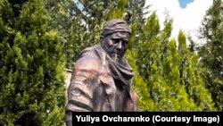 Памятник герою Александру Мациевскому, 2023, г. Тбилиси. Автор И. Деканозишвили. Памятник снайперу, выходцу из Молдавии, расстрелянного на камеру после слов «Слава Украине!»