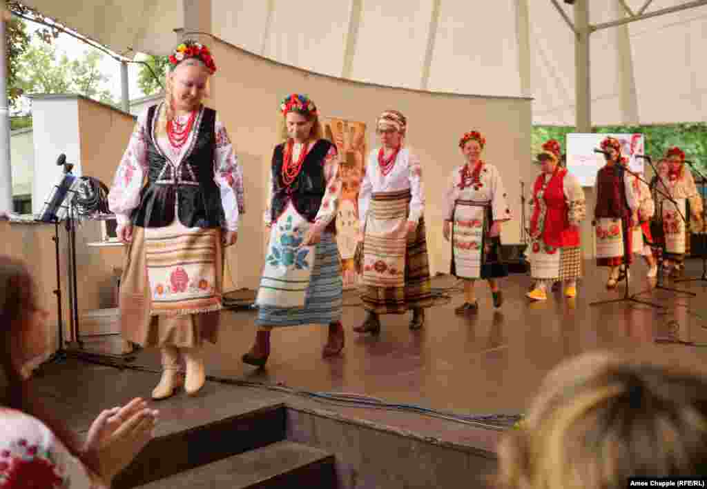 Фольклорний ансамбль &laquo;Сяйво бенд&raquo;, який складається із жінок з різних куточків України, залишає сцену після виступу на фестивалі у Празі 19 травня 2024 року. &laquo;Наступного року ми плануємо організувати дводенний фестиваль вишиванки і запросити до участі більше національностей&raquo;, &ndash; розповіла Марія Скиба про плани на майбутнє фестивалю