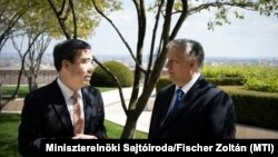 Orbán Viktor miniszterelnök (j) és Tien Kuo-li, a China Construction Bank (Kínai Építési Bank, CCB) elnöke a Karmelita kolostorban 2023. április 20-án