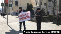Идрис Юсупов на пикете в Махачкале, 13 марта