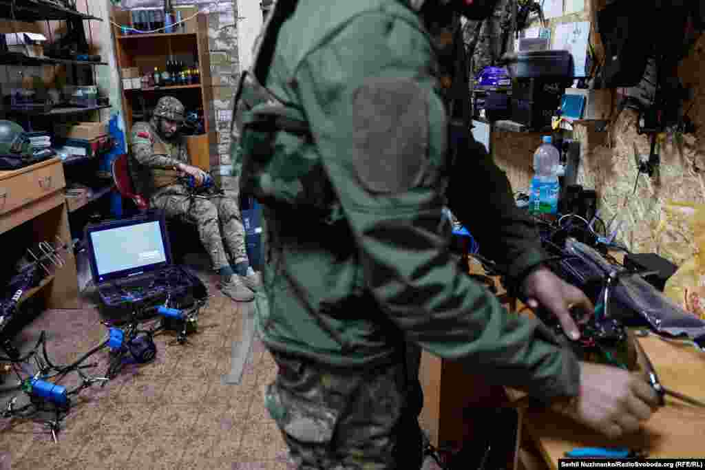 Військові готуються до бойового виїзду, перед роботою всі дрони тестують на зв&#39;язок та інші технічні параметри, щоб в полі не виникло сюрпризів