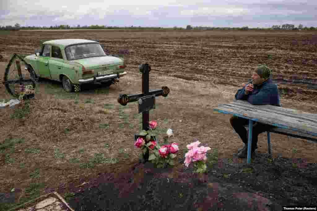 Чоловік сів перепочити від викопування могил для загиблих від російського ракетного обстрілу 5 жовтня у селі Гроза. За його словами Сергія Болвінова, на цих поминках зібралися місцеві жителі: &laquo;Всі вони загинули через російську ракету. Це звичайні люди. Пенсіонери, вчителі, медики, друзі. Всі загиблі і поранені &ndash; цивільні люди. Серед них немає жодного загиблого чи пораненого військовослужбовця&raquo;. &nbsp;