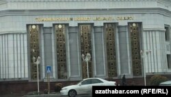 Daşary ýurtlarda bilim alan türkmen ýaşlary Türkmenistanda diplomlaryny ykrar etdirmekde, işe ýerleşmekde we ýurduň daşyna çykmakda kynçylyk çekýär. 