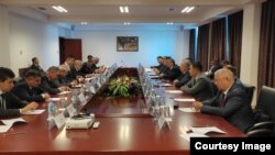 Кыргызстан менен Тажикстандын өкмөттүк делегацияларынын топографиялык жумушчу топторунун жолугушуусу. Дүйшөмбү шаары, Тажикстан. Июнь айы.