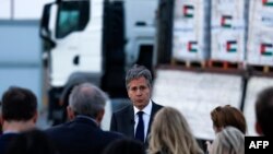 آنتونی بلینکن در برابر کامیون‌های کمک‌رسانی به غزه در اردن