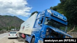 Բագրատաշեն տանող մայրուղու վրա այս բեռնատարը մնացել էր ջրի տակ, վարորդները՝ հայր ու որդի, բարձրացել էին տանիքին, որտեղ մնացել են ամբողջ գիշեր, 27-ը մարտի, 2024թ.