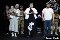 Жеңишбек Иманбек уулунун иниси Дүйнөбекке жар болгон Нурзат Ысакова, апасы Динара Көкүмбаева, атасы Иманбек Баймуратов.