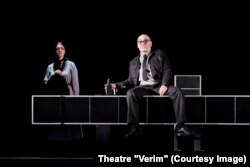 Герой п'єси Батько вигукує репілку, яка є квінтесенцією твору Чапека: «Між вічним миром і пошестю я оберу хворобу»