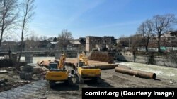 Министр строительства Константин Елдзаров сообщил, что строительные работы на мосту идут с небольшим отставанием