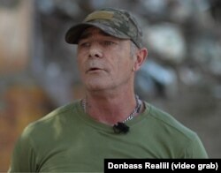 Ендрю має чималий військовий досвід. Воював в Північній Ірландії, в Африці