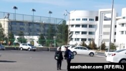 Illýustrasiýa suraty. Mugallymlar okuwçylardan ýygnap alýan pul serişdeleriniň mekdepleriň abatlaýyş işlerine sarp edilýändigini aýdýarlar. 