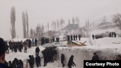 Хорогдо 15-февралда эртең мененки саат 10дор чамасында кар көчкү жүрүп бир канча үйдү басып калган.