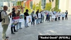 Берлинде нааразылыкка чыккан тажикстандыктар. 