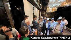 Консолидация жана диалог кыймылынын жыйынына чогулгандар жыйын залга кире албай турган учур. 1-июнь, 2023-жыл 