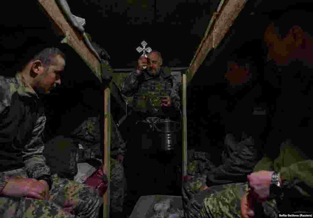 Військовий капелан Юрій проводить Великоднє богослужіння на позицях українських військових у Харківській області, 15 квітня 2023 року