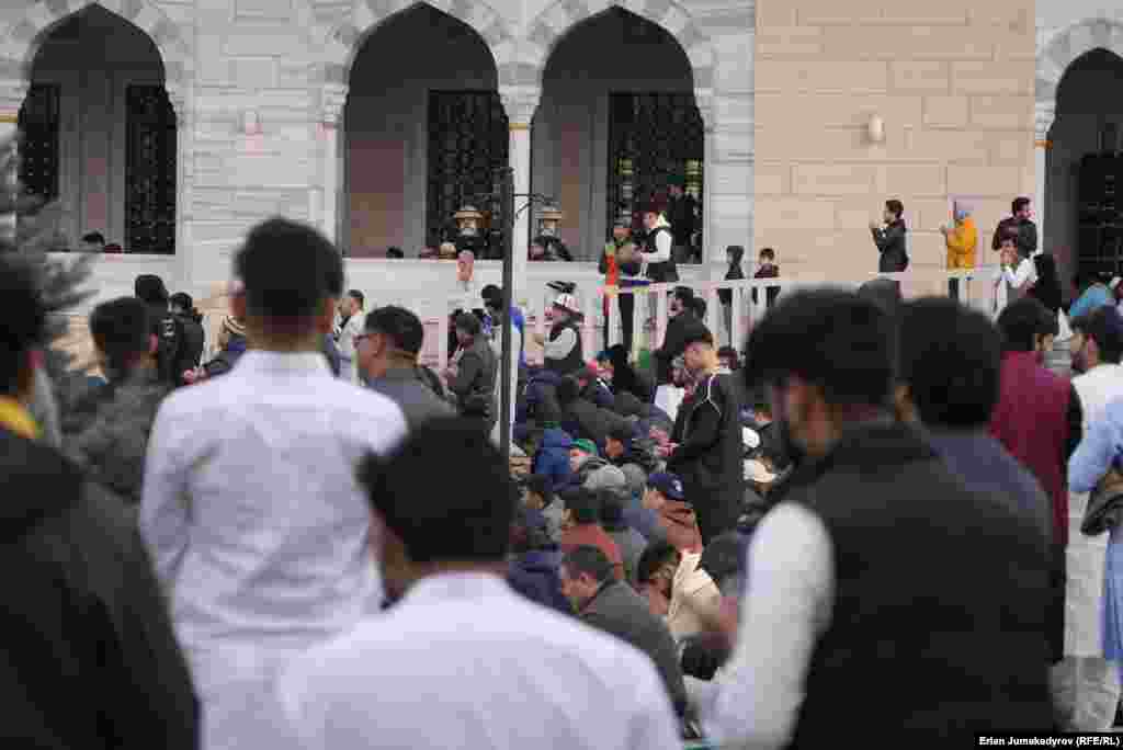 Кыргызстандын мусулмандар дин башкармалыгы бул чечимди &ldquo;акыркы убакта дүйнөдө болуп жаткан кырдаалга байланыштуу элдин коопсуздугун эске алуу менен&rdquo;&nbsp; кабыл алганын билдирди.&nbsp;