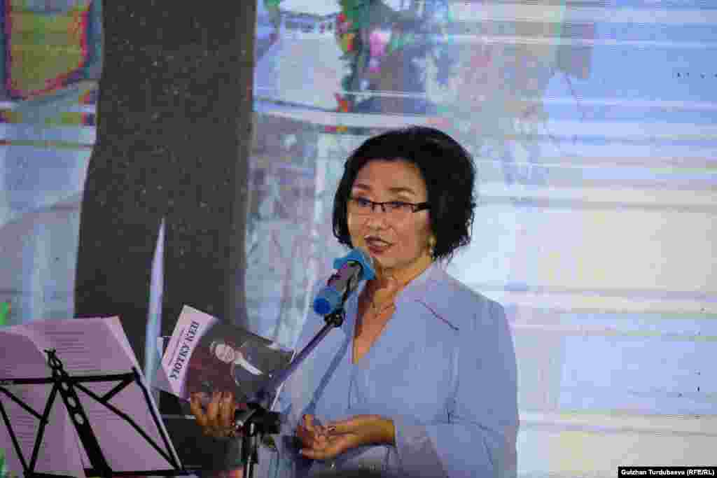 Үн чыгарбайм, унчукпайсың сен дагы. Жоолугуңа катат өзүн ак саамай. Жалынычка түтпөйт картаң карегиң, Тиктейм сени айтаар сөздү таба албай. (Бурулкан Сарыгулованын &quot;Энеме&quot; ыры)