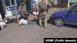 Баткенде көмүрдү мыйзамсыз экспорттоого байланыштуу кармалгандар. УКМК тараткан сүрөт.