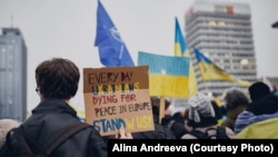 На засіданні, де йшлося про альтернативи для українців у Євросоюзі після того, як термін придатності їхніх тимчасових посвідок на проживання у ЄС спливе, домовилися, як випливає з висновків бельгійської урядовиці, домовлятися. Зокрема – з українською стороною